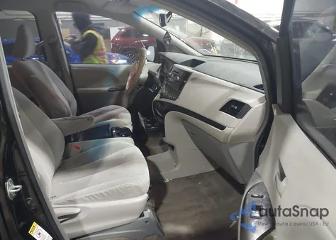 2013 Toyota Sienna Le V6 8 Passenger z USA, uszkodzony, nr VIN 5TDKK3DC7DS352293